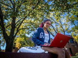 ǧý University student on laptop.